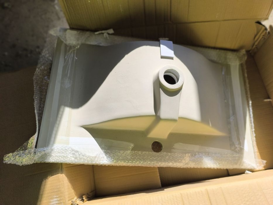 2 Bacias de casa de banho novas.