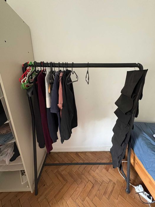Suporte para cabides IKEA TURBO preto 117x59 cm: como novo!
