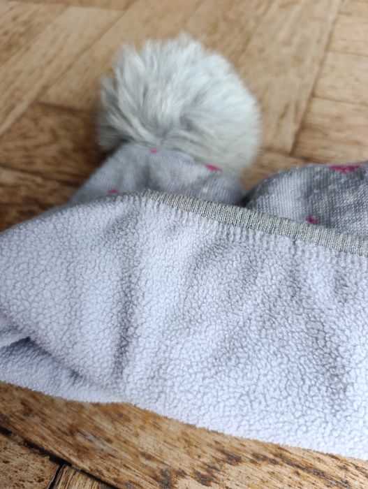 Czapka dziewczynki zimowa szary z serduszkami ta broszką
balabonami