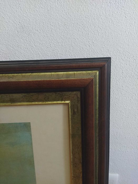 Mesa de madeira e quadro