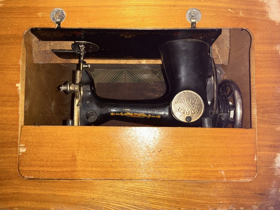 Швейна машинка ножний привід