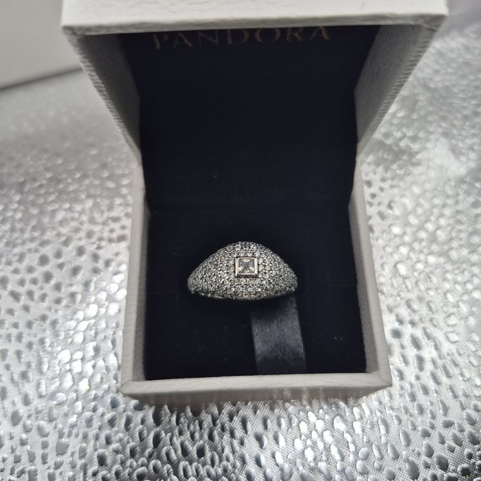 Anel Pandora Pavé Square Cocktail