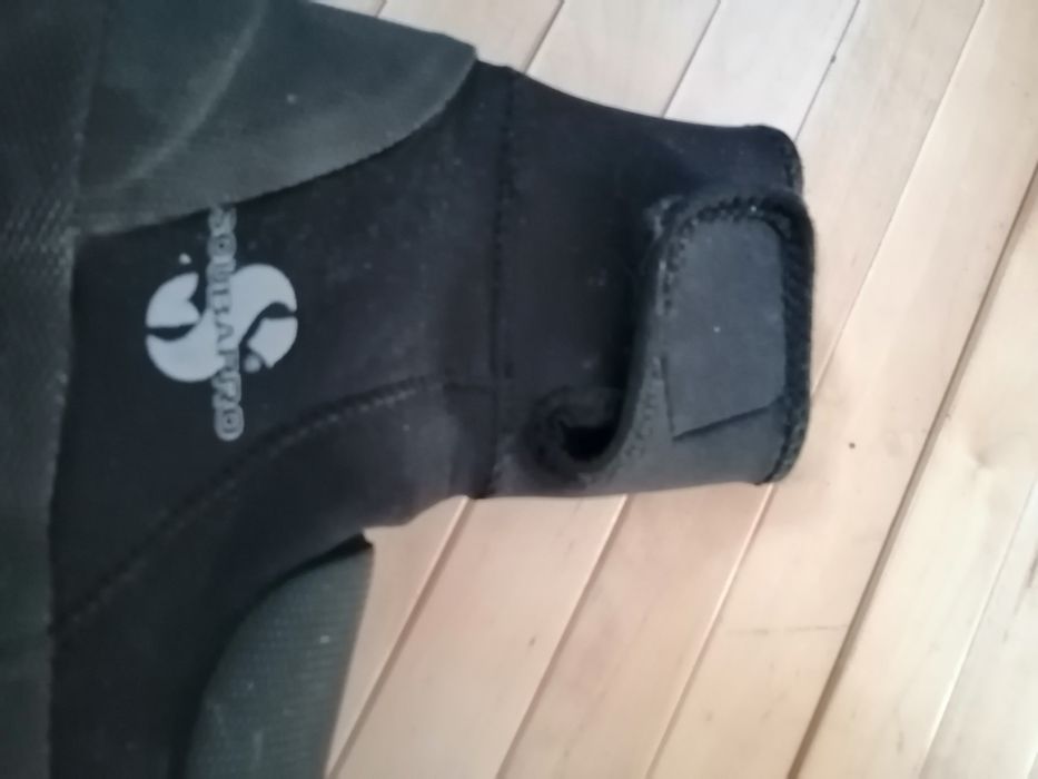 Botas e acessórios de mergulho.