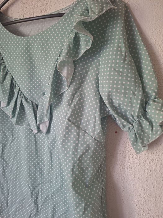 Bluzka miętowa w groszki z falbanką