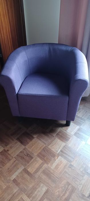 Mesa de apoio, poltrona e puff