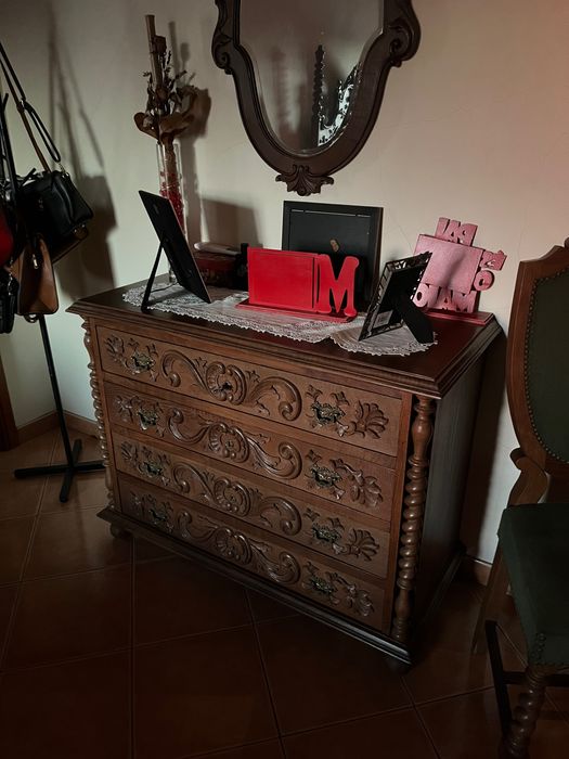 Cama de casal com comoda e mesas de cabeceira