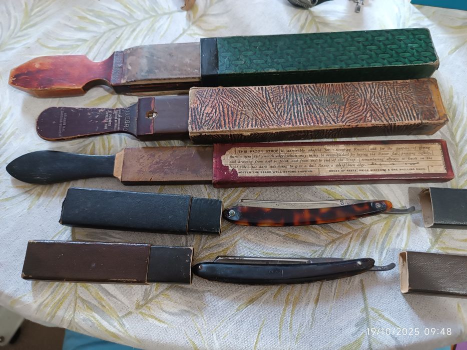 2 Navalhas clássicas de barbear com afiadores