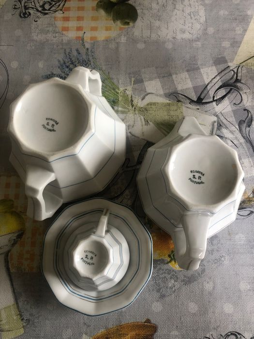 Conjunto açucareiro, leiteira e chávena de café e respetivo Pires