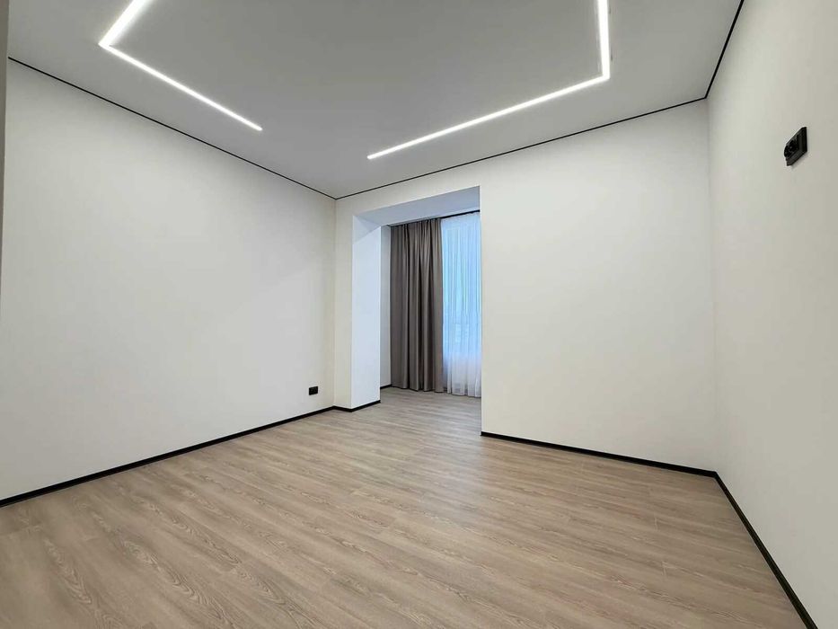 Стильна трикімнатна біля міського озера