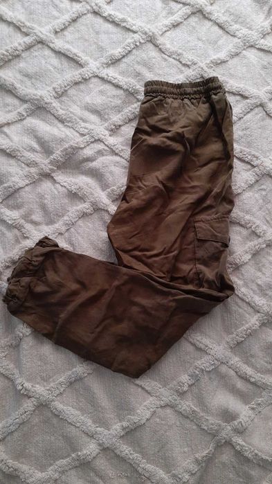Luźne spodnie joggery khaki typu cargo z lyocellu r. 34/XS Reserved