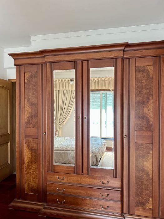 Quarto de Casal Completo Clássico — Madeira Cerejeira — Cama + Roupeiro + 2 Mesas Cabeceira