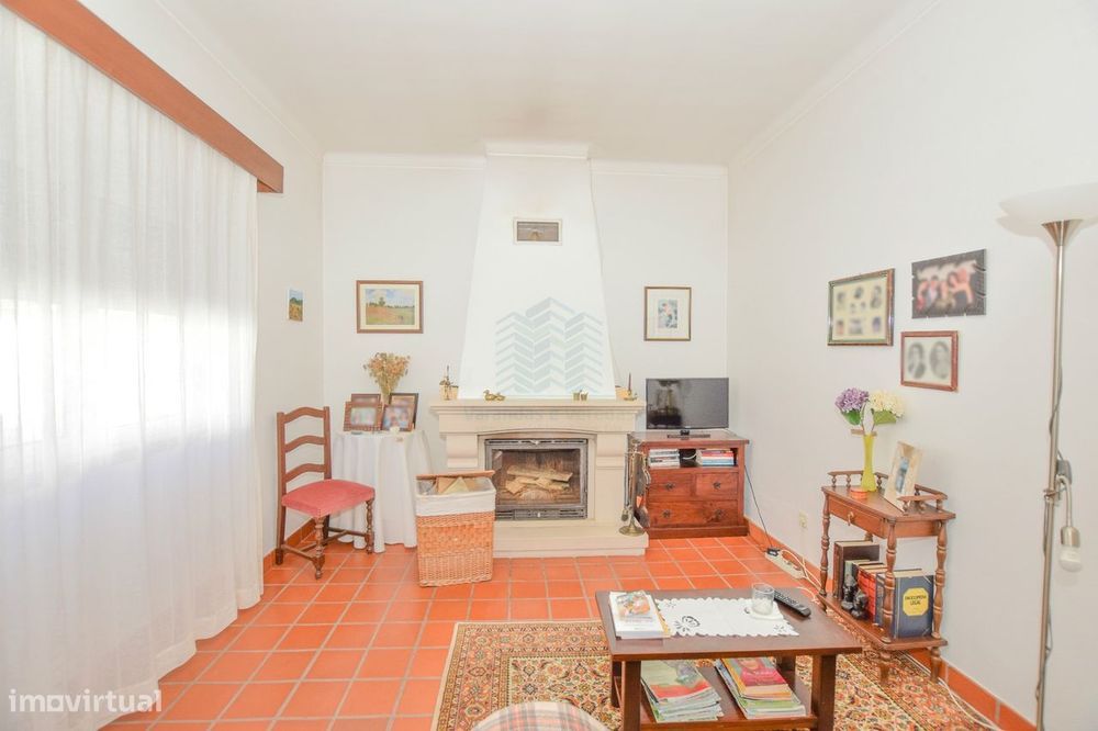 Moradia T3 com Anexos, Garagem e Terreno no Casal da Pinheira