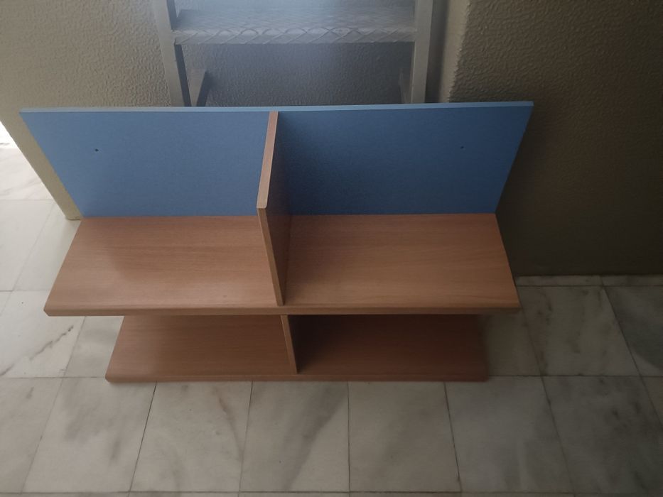 Vendo 2 prateleiras de parede usadas 25€ cada unidade mas em bom estado