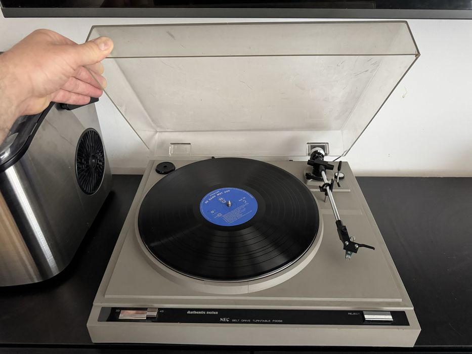 Gramofon NEC P305E