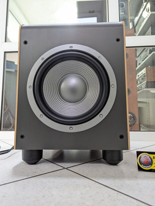 Активный сабвуфер JBL ES150/230. НЧ-25см. 300 Вт. Вес 16кг. USA
