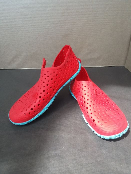 Продам аквашузы, тапочки для пляжа.