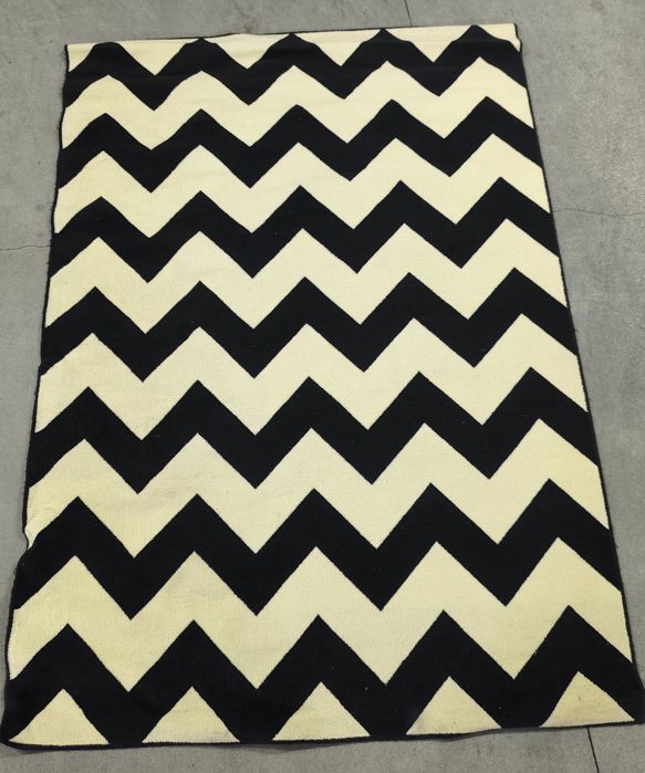 Tapete zizezague preto e branco