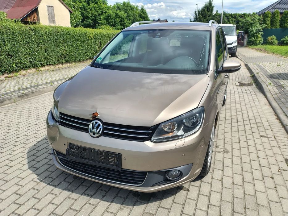 Volkswagen Touran Sam parkuje##193.oookm###7 os.##Navi##Kamera