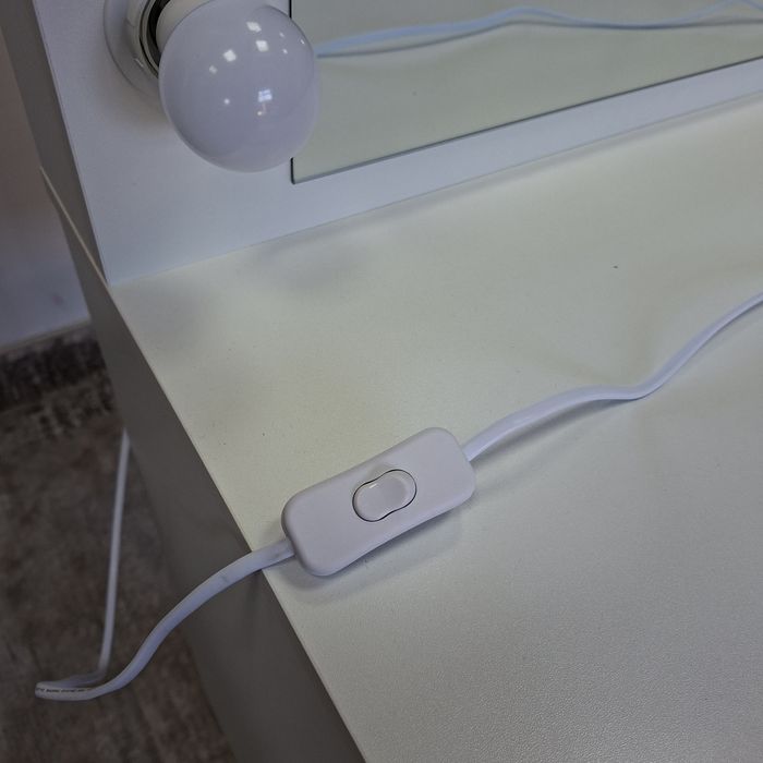 Biurko kosmetyczne z dużym lustrem i oświetleniem NOWE