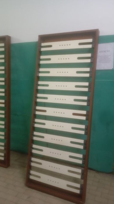 Estrados de solteiro em madeira