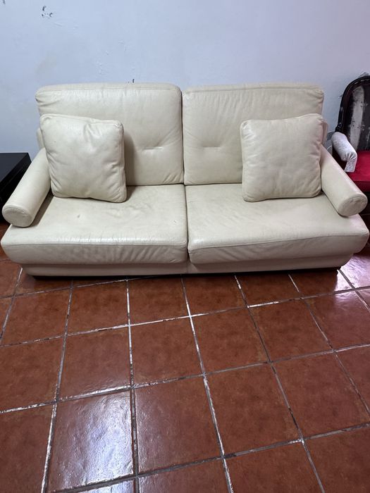 Sofá bege de pele