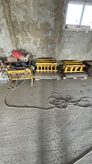 Вібропрес для бруківки та блока