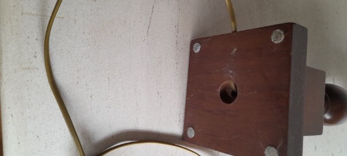 Candeeiro de mesa em madeira nobre