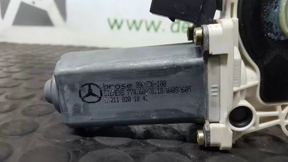 MOTOR ELEVADOR DE VIDRO FRONTAL ESQUERDO MERCEDES-BENZ CLASSE C 2004 -A211820304...