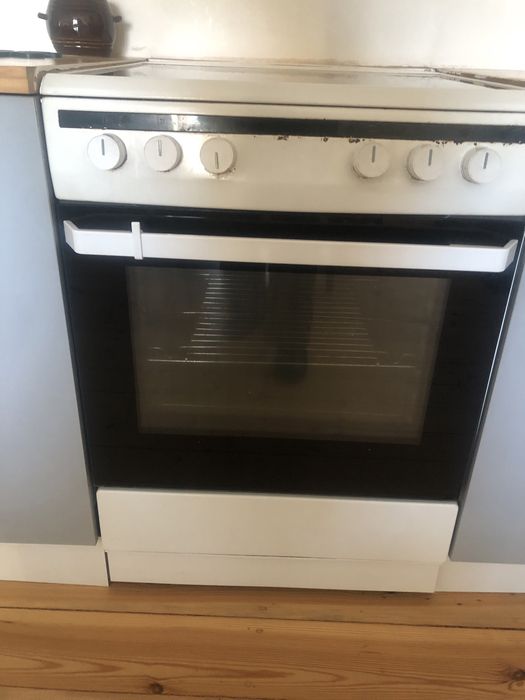 Kuchnia + kuchenka elektryczna + okap + oswietlenie