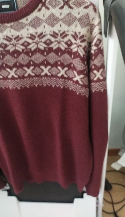 Camisola de malha cor de cereja