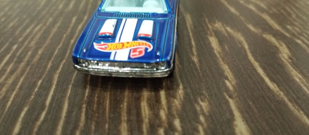 Hotwheels дві машинки 2020 - 2019