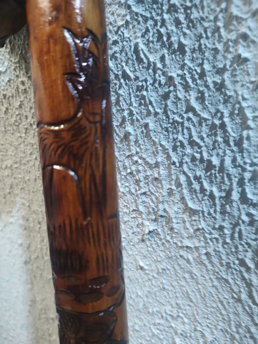 Stara laska drewniana głową zwierząt rzezbiona