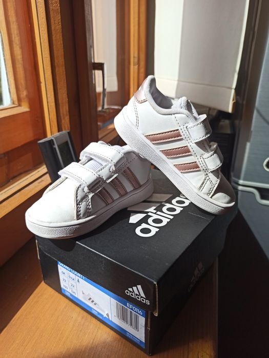 Стильні кеди для дитини від Adidas