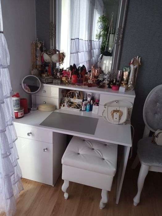 Piękna toaletka biurko