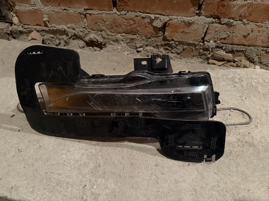 Права передня туманка Tesla Y