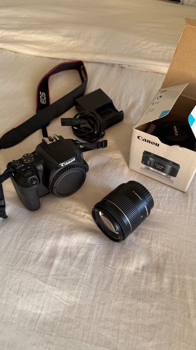 Canon 250D com duas lentes