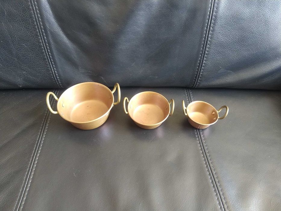 Antigo conjunto de 3 pequenas panelas de cobre