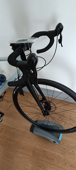 Bicicleta estrada Triban rc120 e rolo tacx Flow Smart