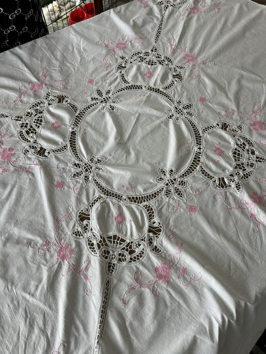 Toalha de mesa bordada a ponto cruz e renda de bruxelas