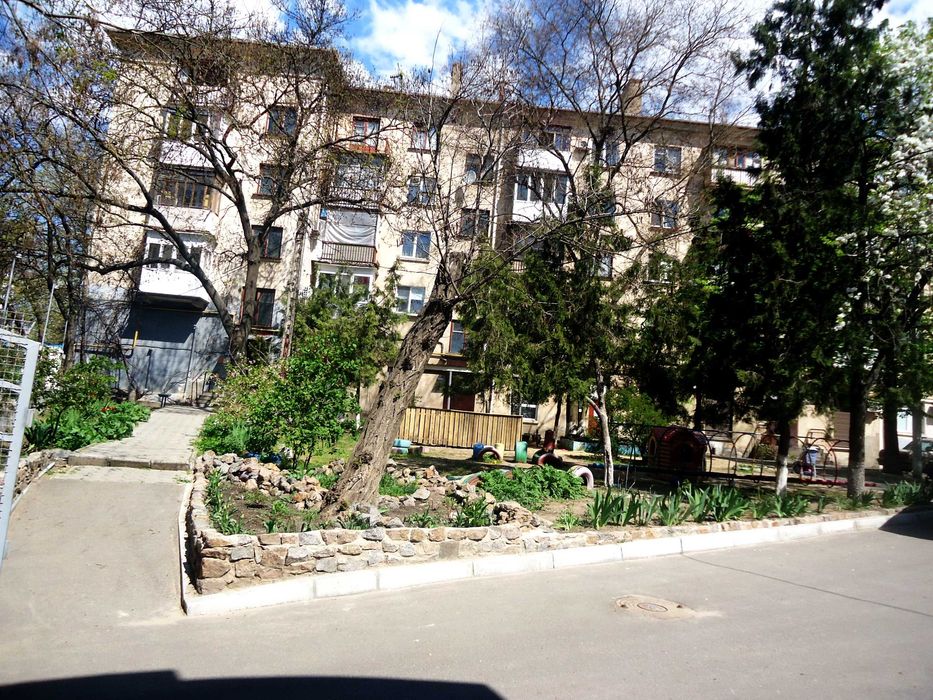 ПРОДАМ великогабаритну 2 кімнатну квартиру  сталинка в закритому дворі район Центрального рінку