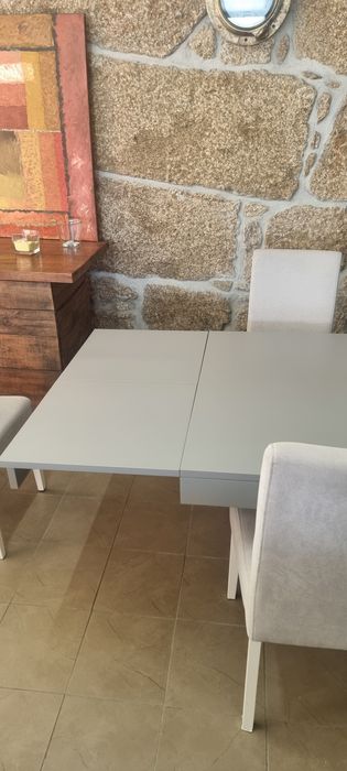 Mesa extensível com 8 cadeiras