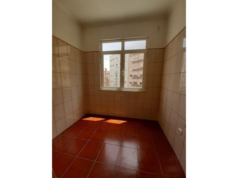 T2 remodelado e semiequipado na Amadora - Estação