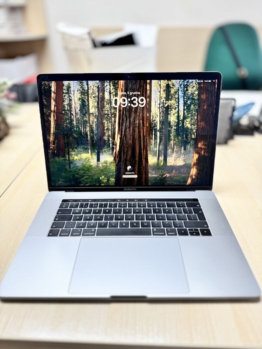Macbook  PRO 15 inch 2019 2,6 Ghz 6 rdzeniowy Intel Core i7 2400 Mhz