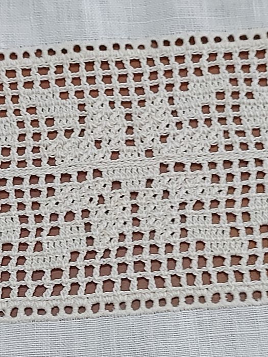 Grande toalha em linho e croché