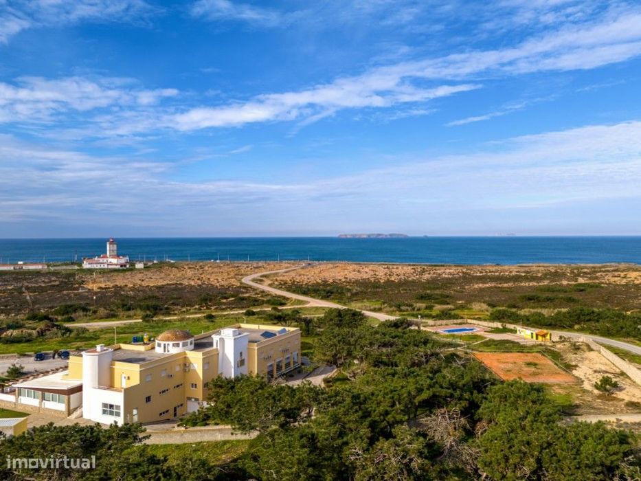 Hotel em primeira linha de mar, uma oportunidade única de investime...