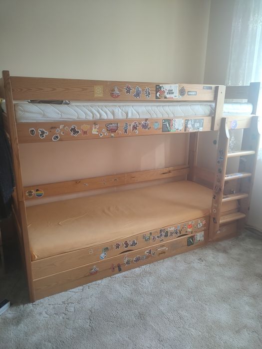 Drewniane piętrowe łóżko