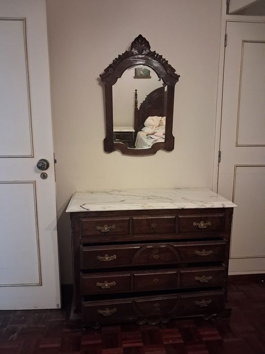 Cama de casal com 2 mesas de cabeceira e cómoda com tampos em mármore