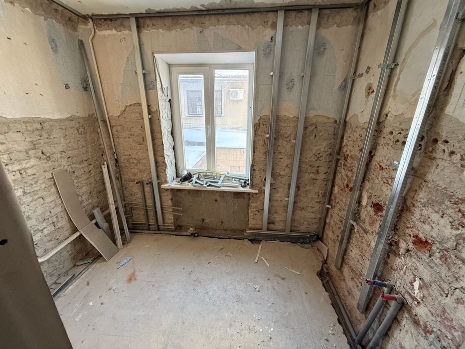 Центр міста. 2 поверх. 82м2. Частковий ремонт. Цегляний будинок