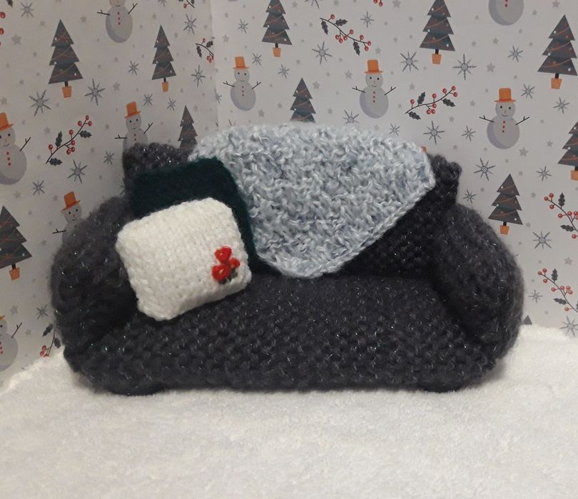 Диванчик для кукол, вязаный