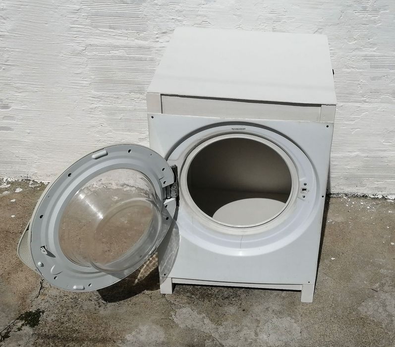 armario de roupa suja by a Arte do lixo